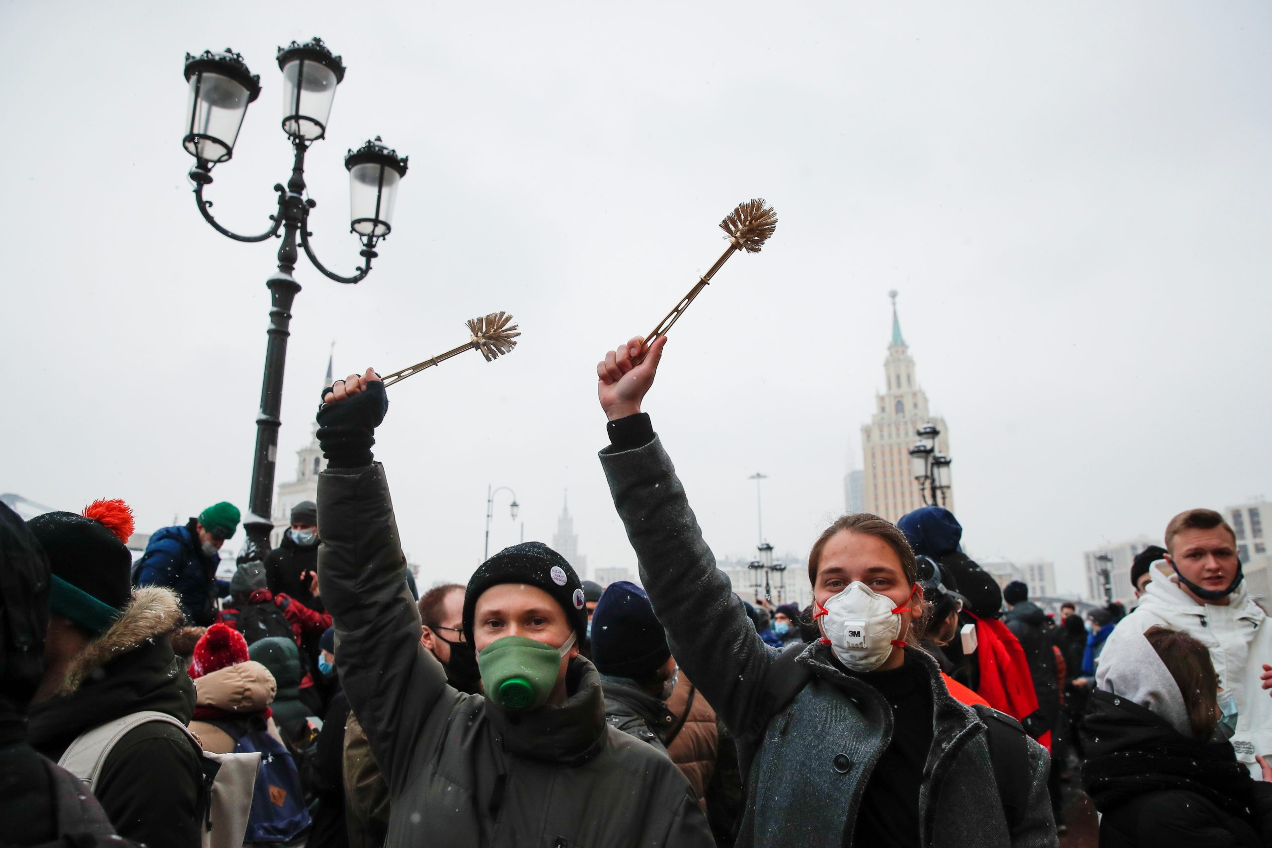فرشاة الحمام رمز للاحتجاجات في روسيا.. هل هي الأغرب بالمظاهرات حول العالم؟