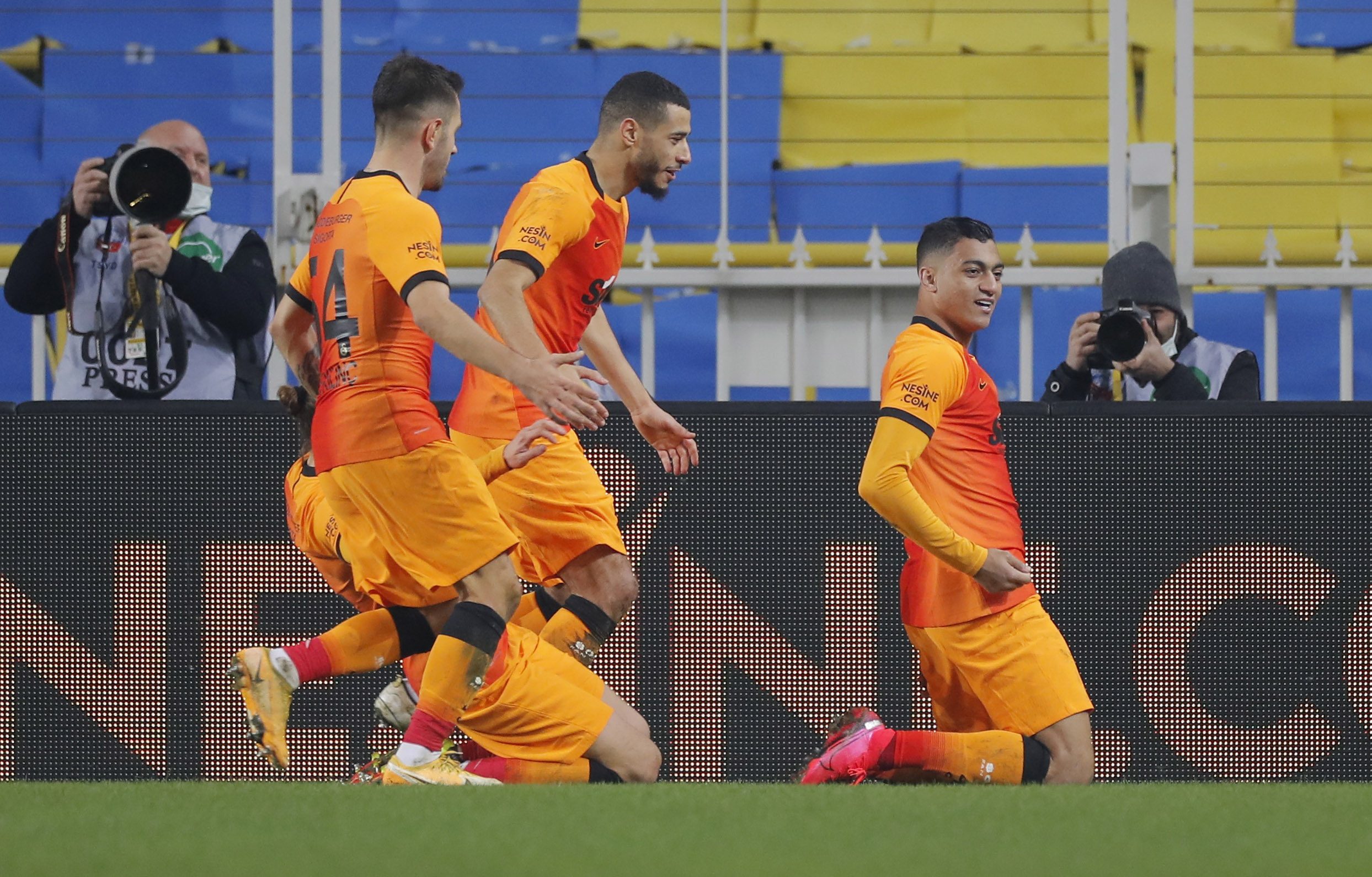 لاعب يعتدي على زميله (رويترز)