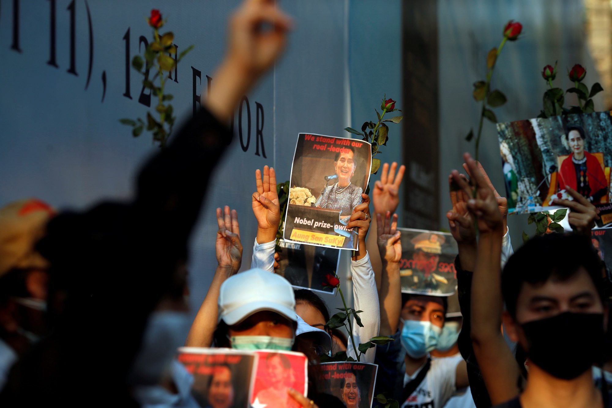 تحية الأصابع الثلاث في احتجاجات ميانمار.. من رمز لفيلم سينمائي إلى شعار سياسي ضد الطغاة