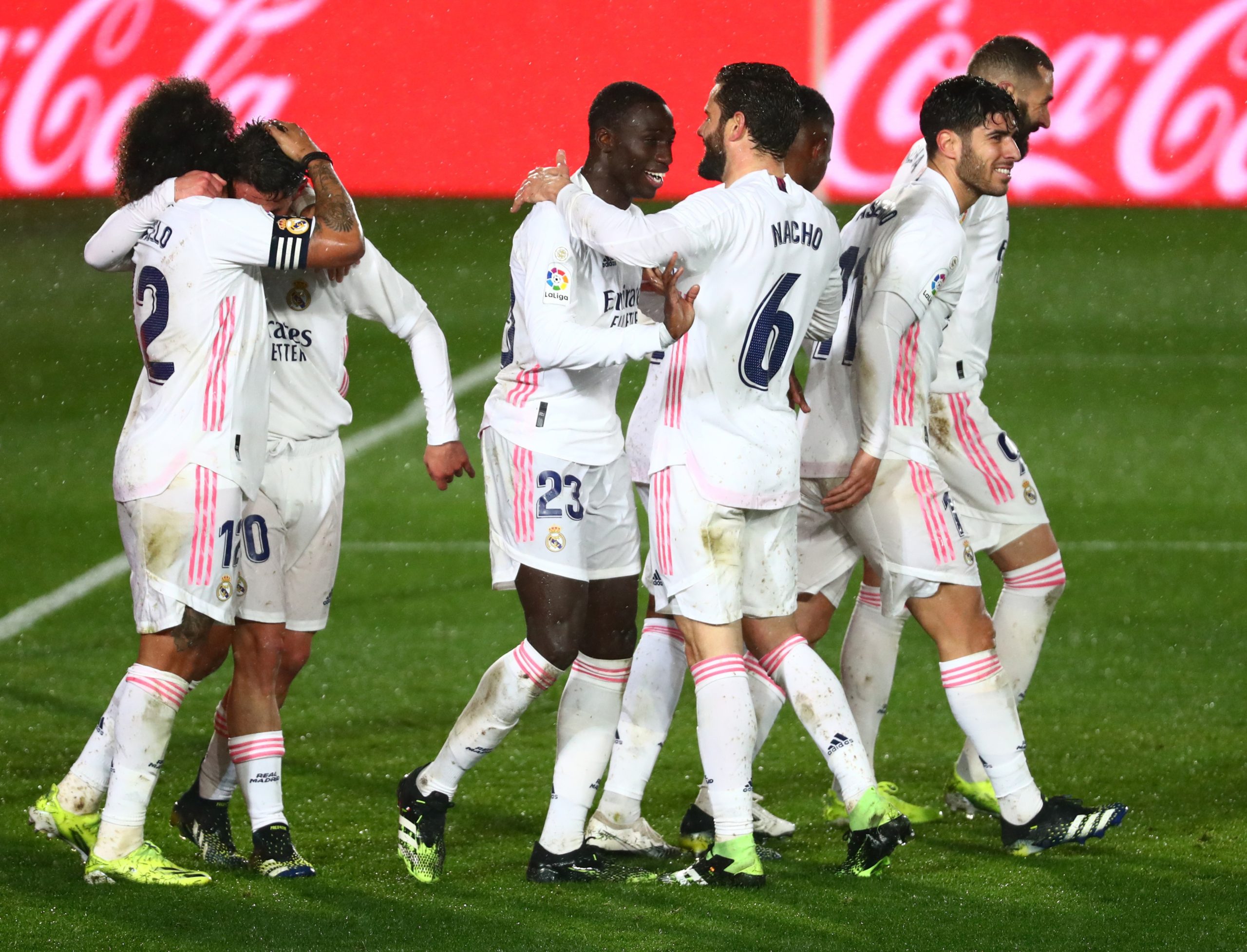 ريال مدريد ينفي نيته الرحيل للدوري الإنجليزي (رويترز)