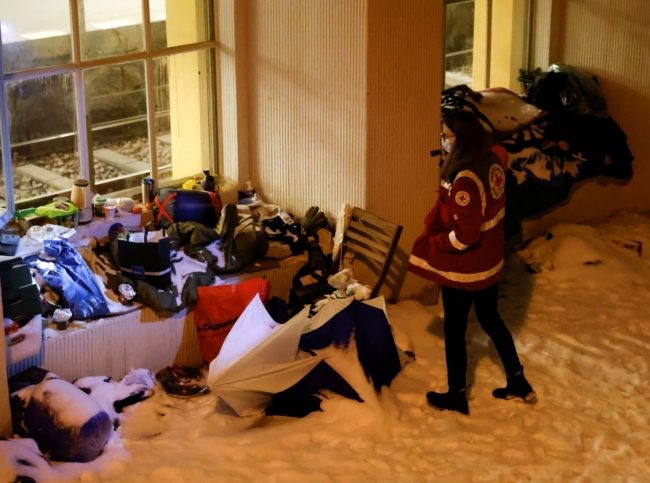 سيدة تضع مولودها في العراء بدرجة حرارة 15 تحت الصفر.. الشرطة عثرت عليها داخل كيس نوم