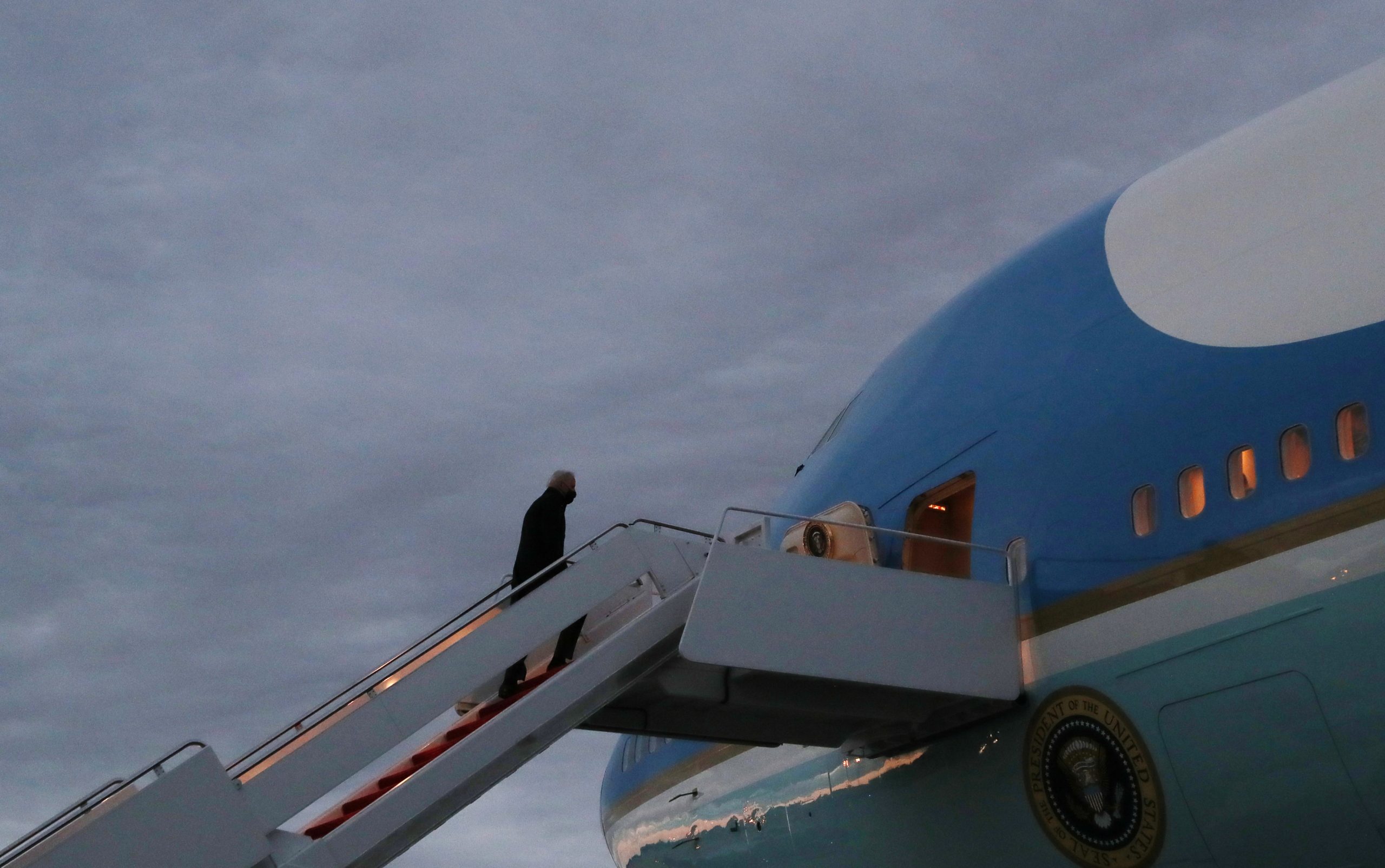 قاعدة جويةطائرة بايدن اختراق أمني