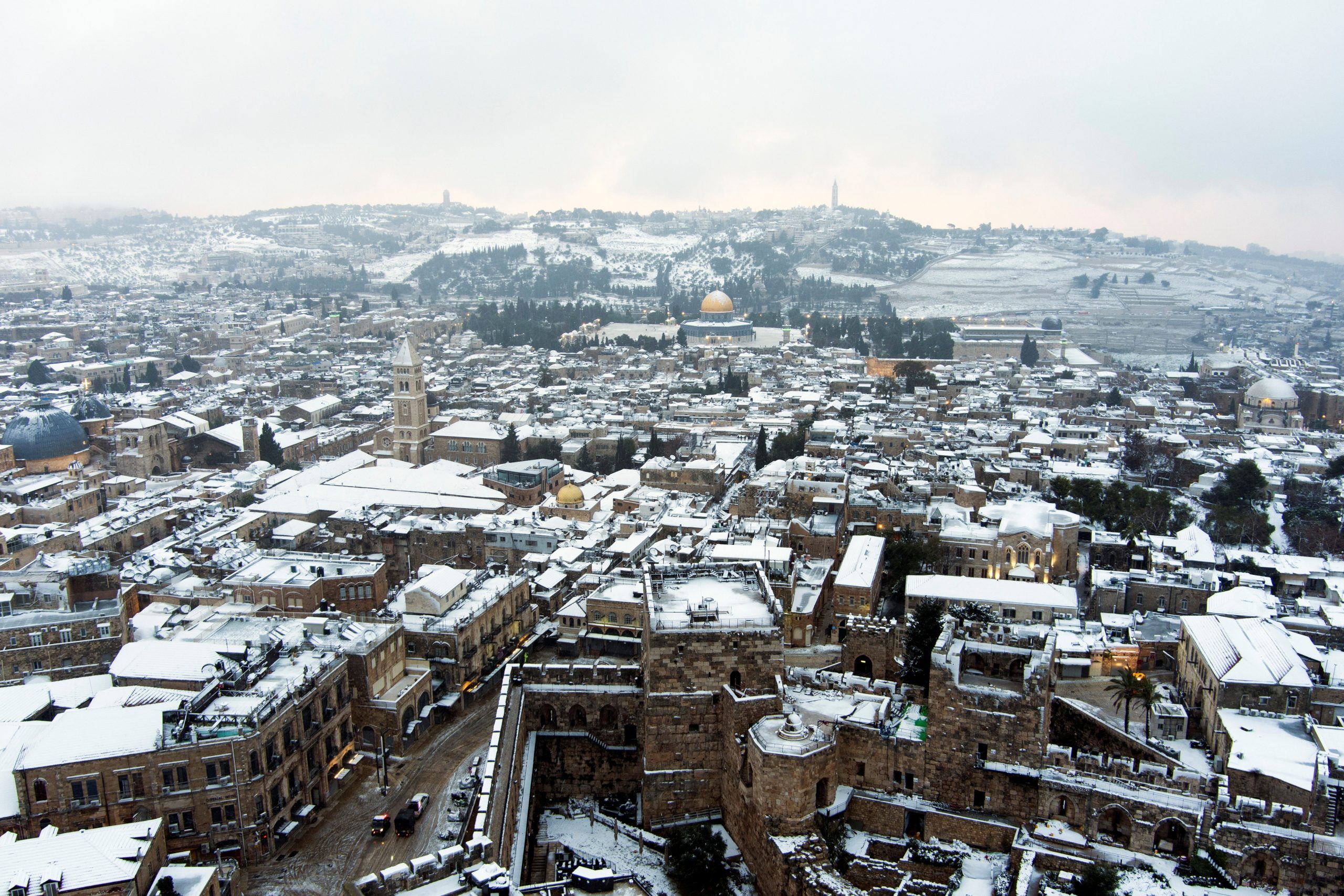 مدينة القدس تكتسي باللون الأبيض/ رويرتز