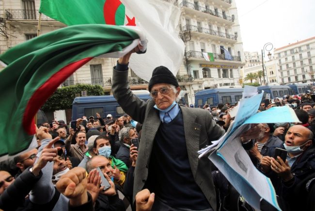 الآلاف يحيون الذكرى الثانية لحراك الجزائر.. التظاهرات خرجت رغم الأمطار والتشديد الأمني