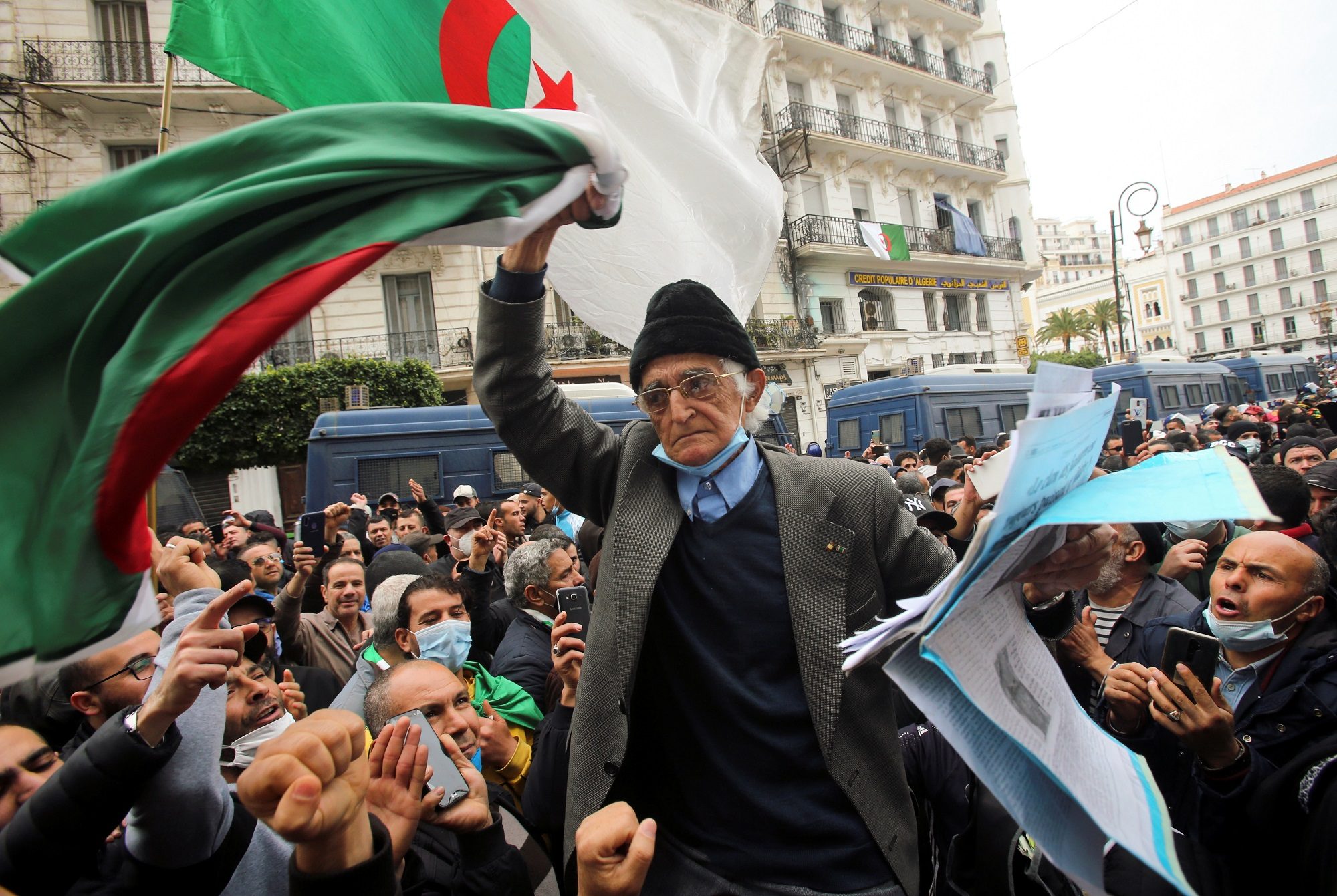 الآلاف يحيون الذكرى الثانية لحراك الجزائر.. التظاهرات خرجت رغم الأمطار والتشديد الأمني