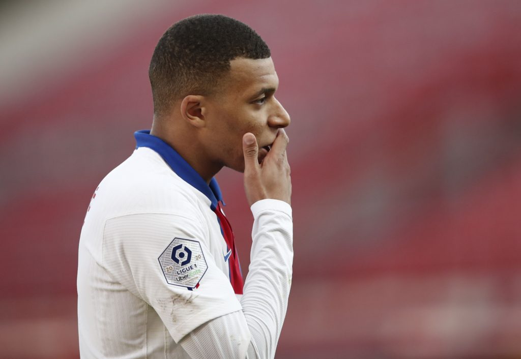 مبابي يتضامن مع عائلة لاعب جزائري