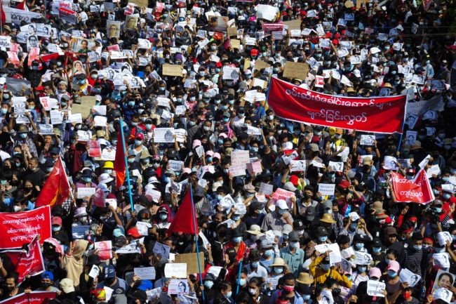 الاحتجاجات تتوسَّع في ميانمار رفضاً للانقلاب.. وقائد الجيش في أول خطاب له: أعدكم بانتخابات حرة