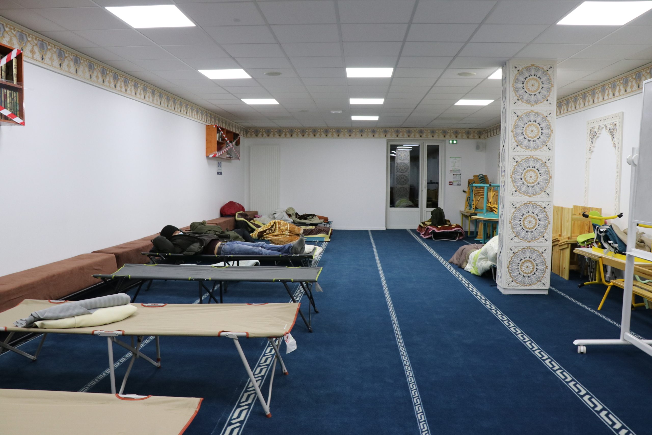 المسلمون في فرنسا يستضيفون المشردين في أحد المساجد/ الأناضول
