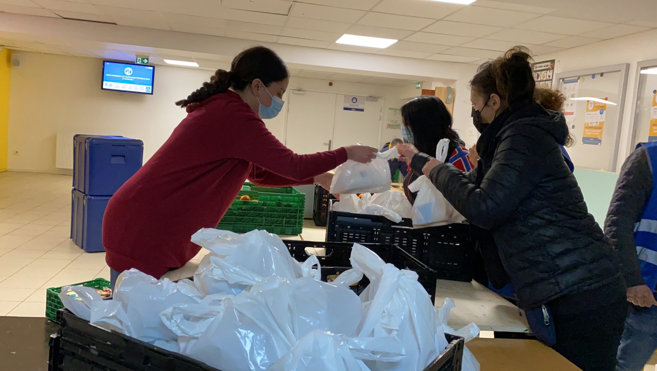 بينما يُتهم المسلمون في فرنسا بـ”الانفصالية”.. مسجد بباريس يُؤوي المشردين ويقدم لهم ألف وجبة يومياً (صور)