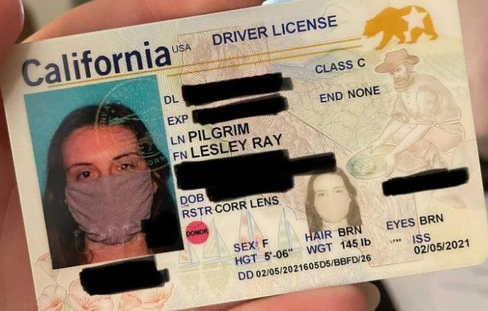 صورة السيدة الأمريكية بقناع الوجه- منصات التواصل