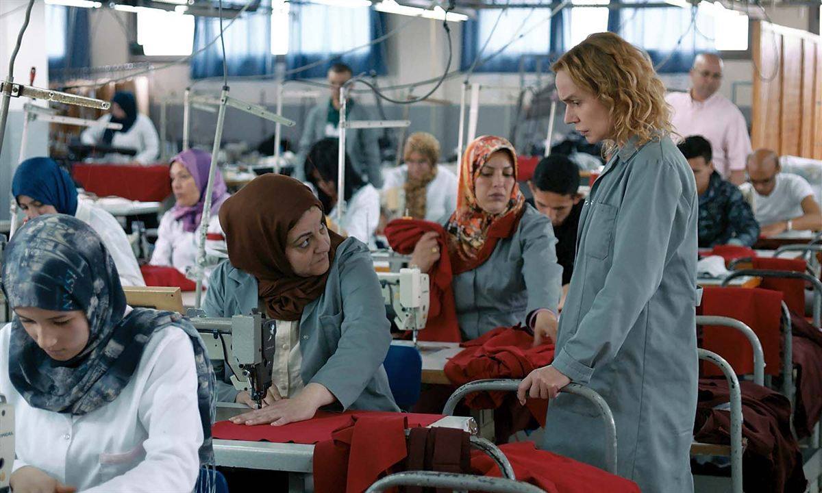 تأسست في أقبية المنازل بعلم السلطات.. القصة الكاملة لانتشار آلاف معامل النسيج السرية بالمغرب