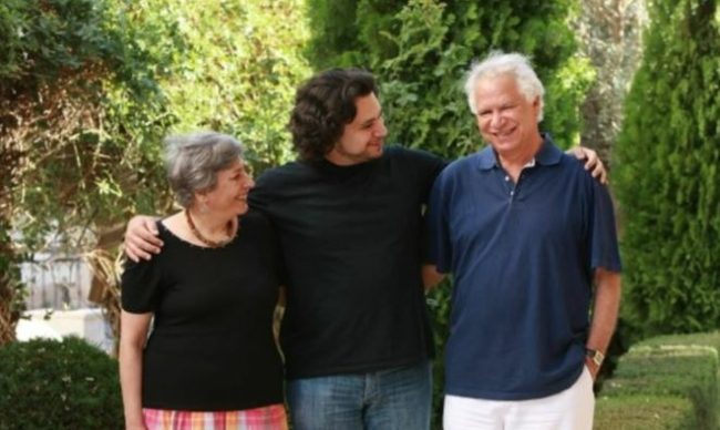 “الآن أطلب من حزني أن يتجه إلى أقرب بوابة ويغادر”.. من رثاء مريد البرغوثي لرضوى عاشور ودرويش وأصدقائه الراحلين