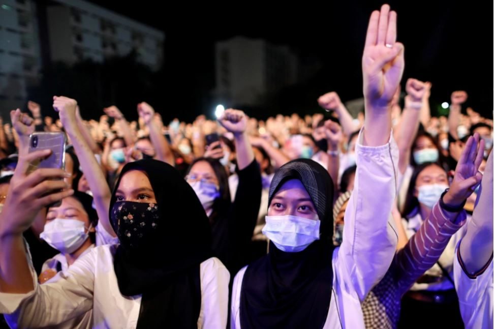 دليل على العنف المنزلي، وأخرى للاحتجاج ضد الحكم العسكري.. معاني إِشارات اليد ذات الدلالات السياسية والتاريخية