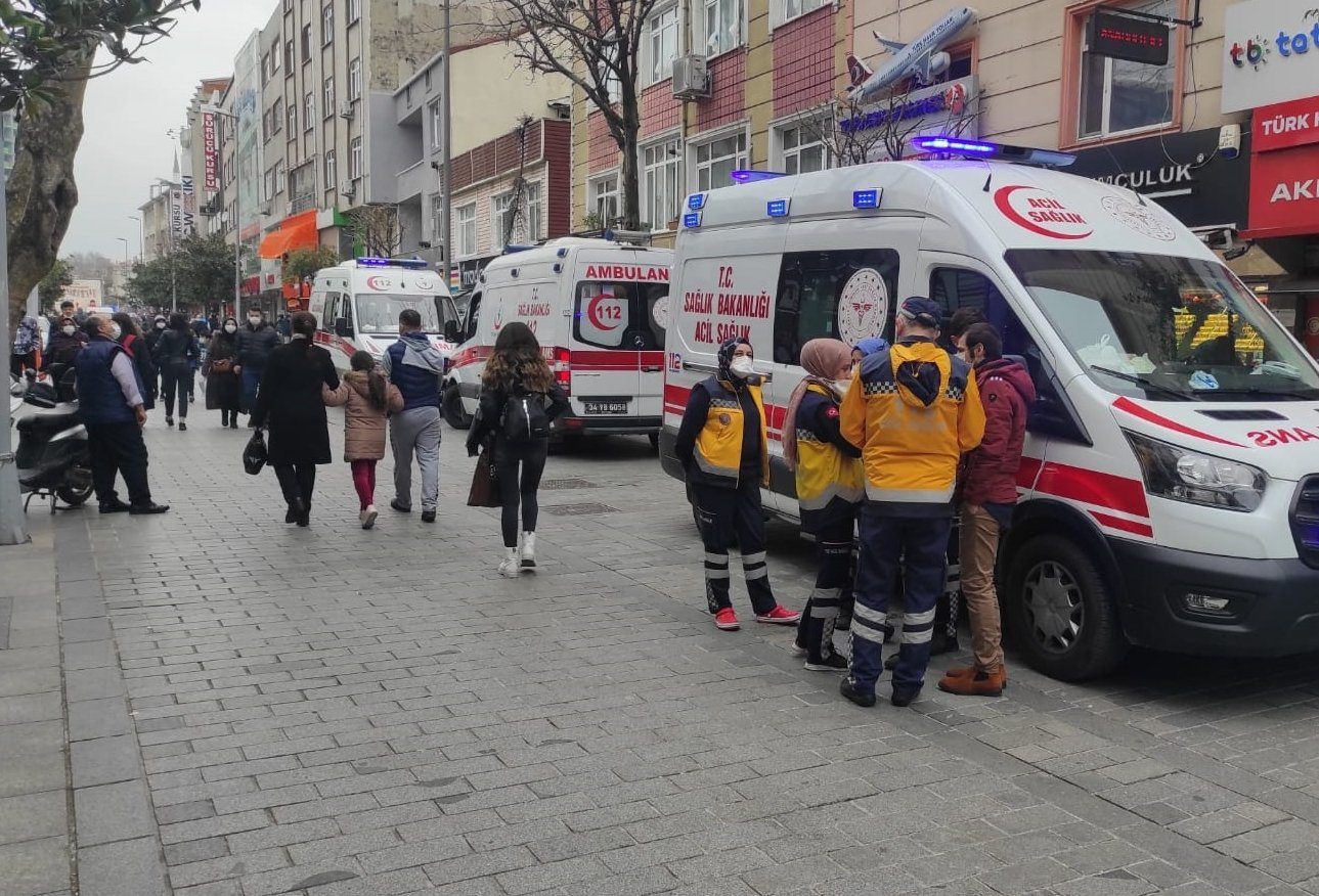 ألقتهم واحداًَ تلو الآخر من الطابق الثالث.. فيديو مؤثر لامرأة تركية تحاول إنقاذ أطفالها من حريق بمنزلها