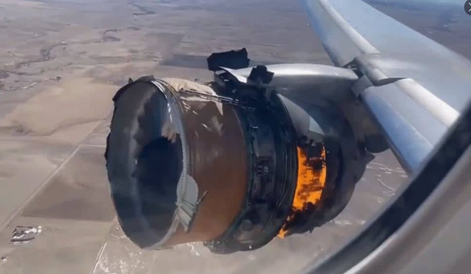 اشتعال محرك طائرة في السماء