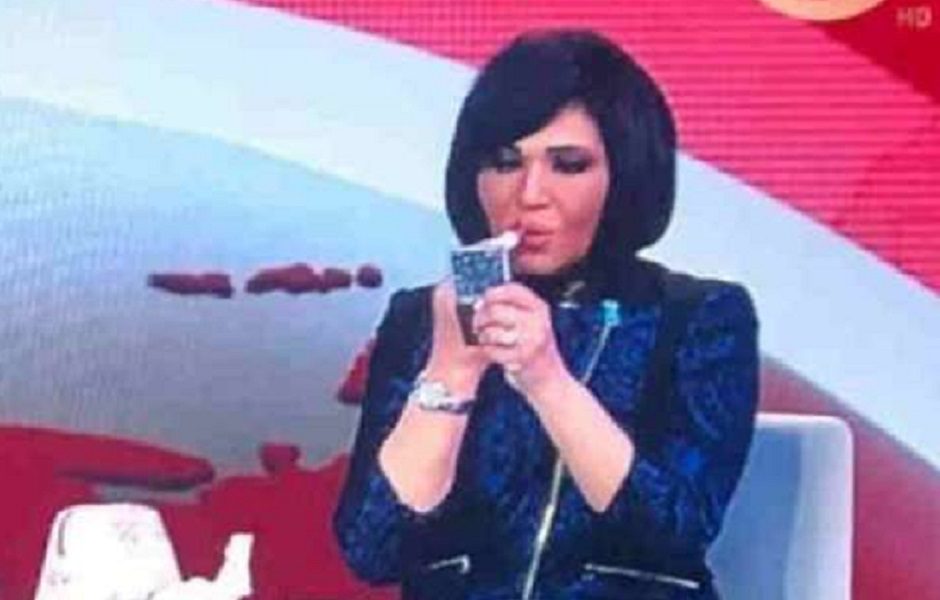 مذيعة مصرية تضع أحمر الشفاه