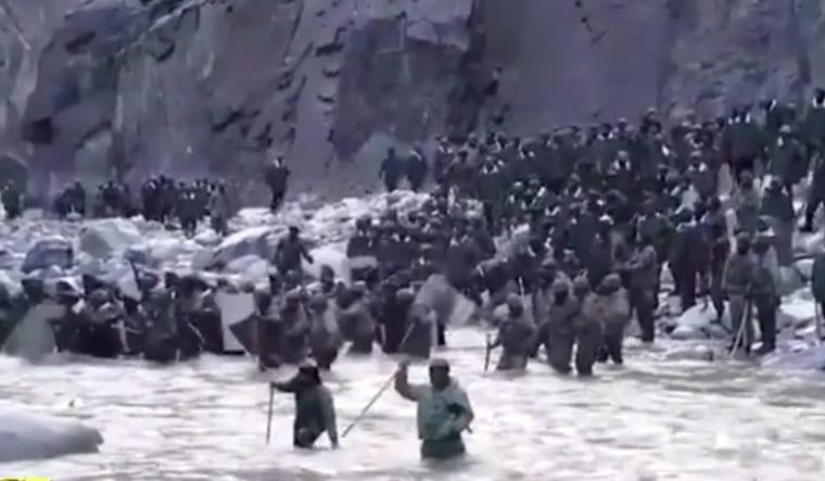 قوات الصين والهند تتقاتل بالعصي