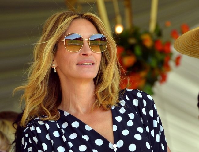 جوليا روبرتس تُعبّر عن حبها لزوجها بصورة “خاصة”.. ارتدت كنزة عليها قلب أبيض بداخله كلمة “داني”