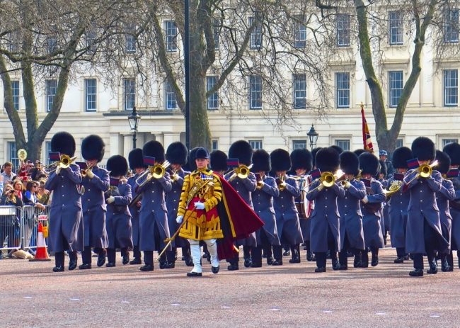 هل العائلة الملكية “مؤسسة” أم “شركة” أم “أسرة”؟ مقابلة هاري وميغان أثارت تساؤلات كثيرة