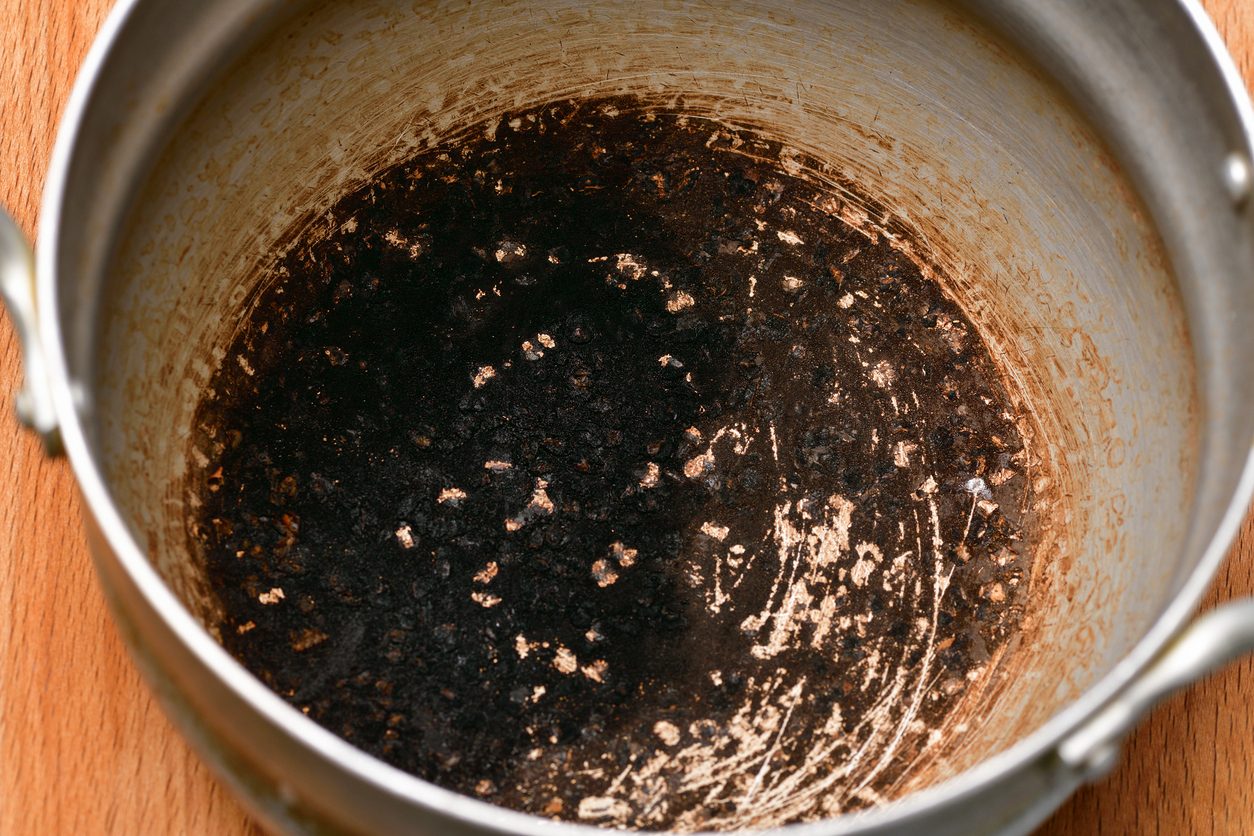 دون عناء وبأدوات متوفرة في المنزل.. كيف أنظف المقلاة المحترقة؟