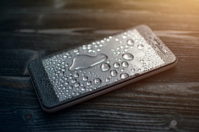 إليك الطريقة المناسبة لإنقاذ هاتفك إذا سقط في المياه، هناك قواعد للتعامل مع هذه “الحالة الطارئة”