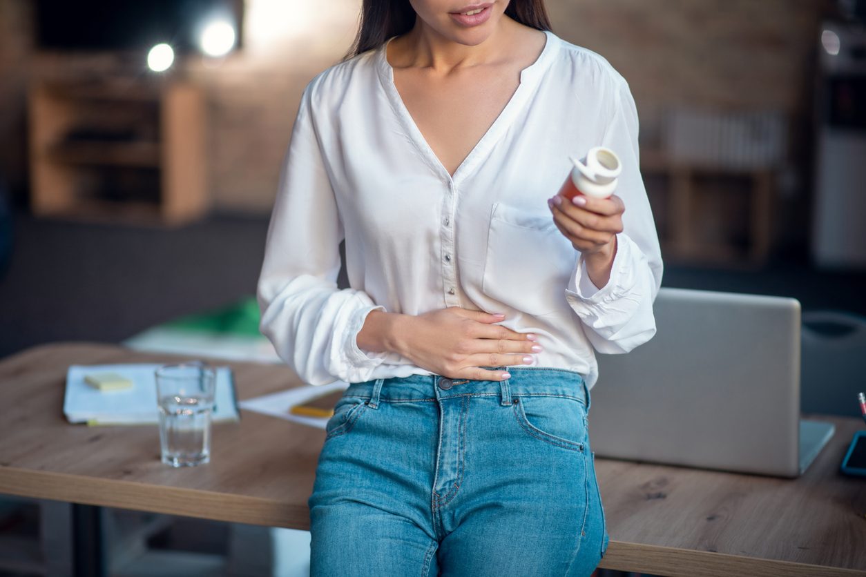 iStock/ يمكن أن يساعد مضغ الطعام جيداً وتناول وجباتك بشكل أبطأ، في تعزيز الهضم الكامل وامتصاص العناصر الغذائية.