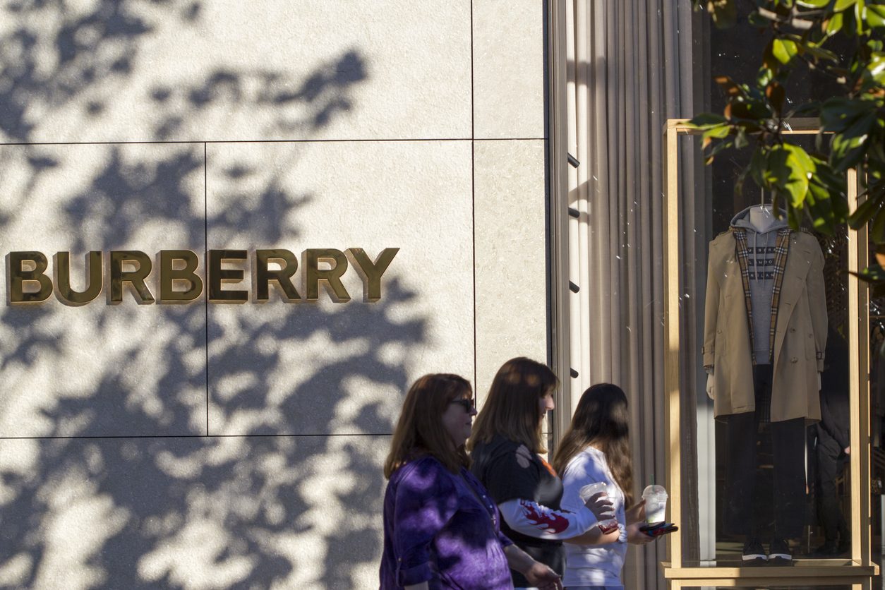 أحرقوا ملابس وأحذية بملايين الدولارات بدلاً من إعطائها للبسطاء.. ماذا تعرف عن هوس البراند؟