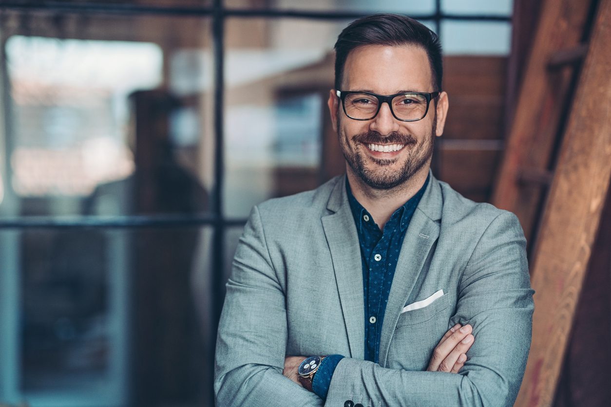 من ساعٍ يقدم القهوة والشاي لرجل أعمال صاحب مشاريع ضخمة.. قصة رجل مدهش قابلته في إسطنبول