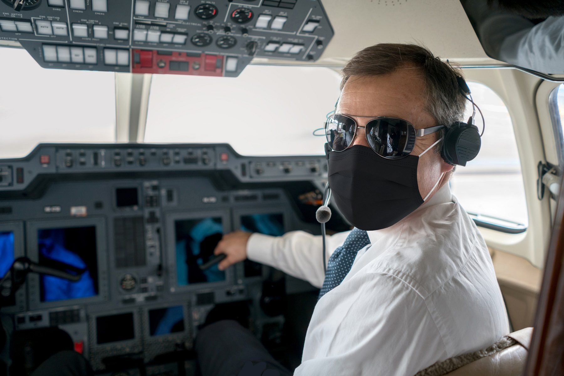 طيار ينام في الطائرة