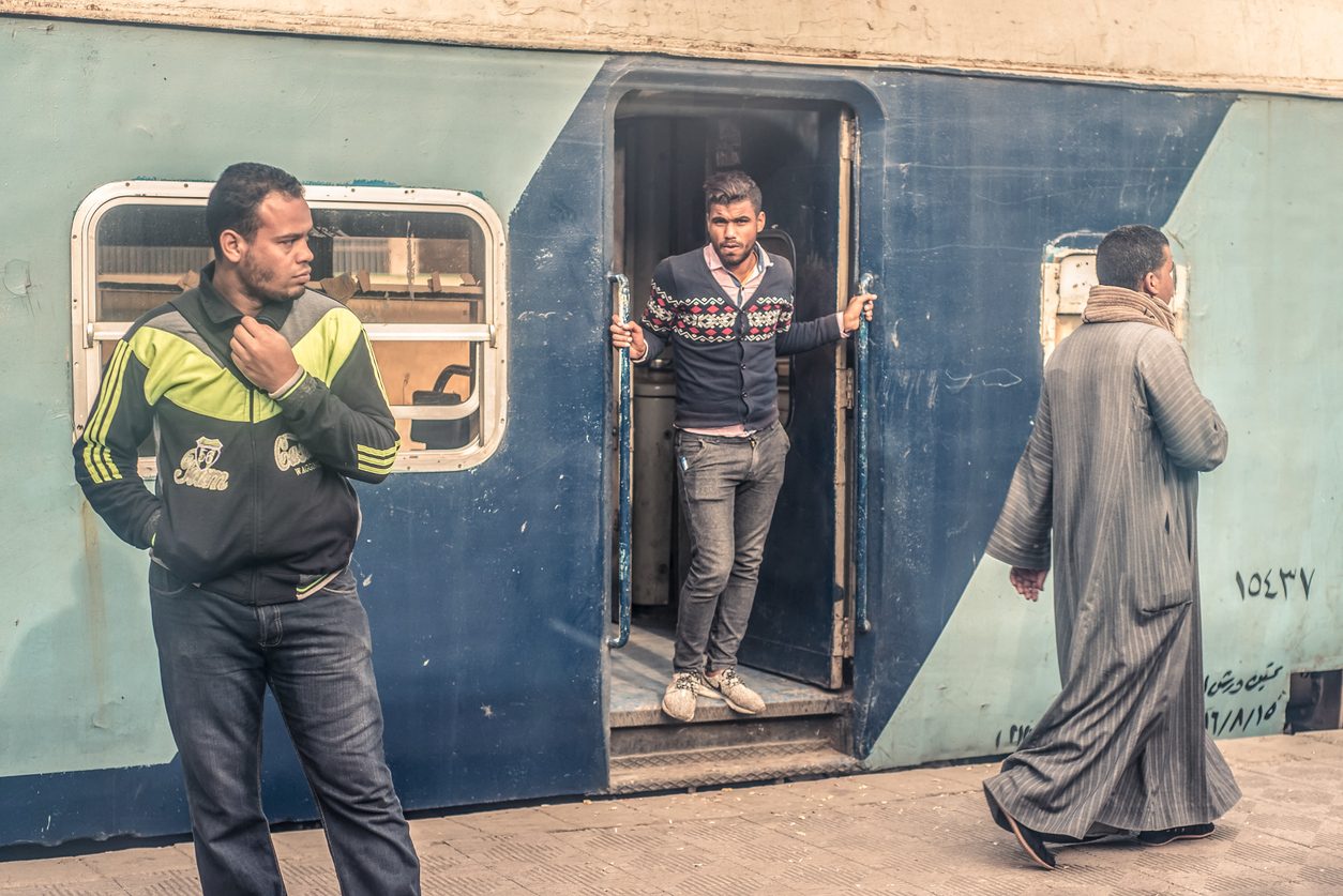 حكايات عميقة ومنتجات للبيع ولهجات مختلفة .. ماذا تعرف عن قطار الغلابة في صعيد مصر؟