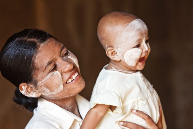 القبلة لجذب انتباه النادل والبقع الحمراء تملأ الشوارع.. 12 حقيقة مثيرة للاهتمام عن ميانمار