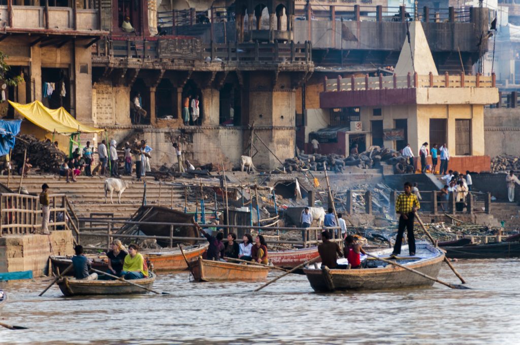 iStock/ تعتبر مناطق حرق الجثث المترامية الأطراف على ضفاف النهر من الأعمال التجارية الكبيرة لفاراناسي.