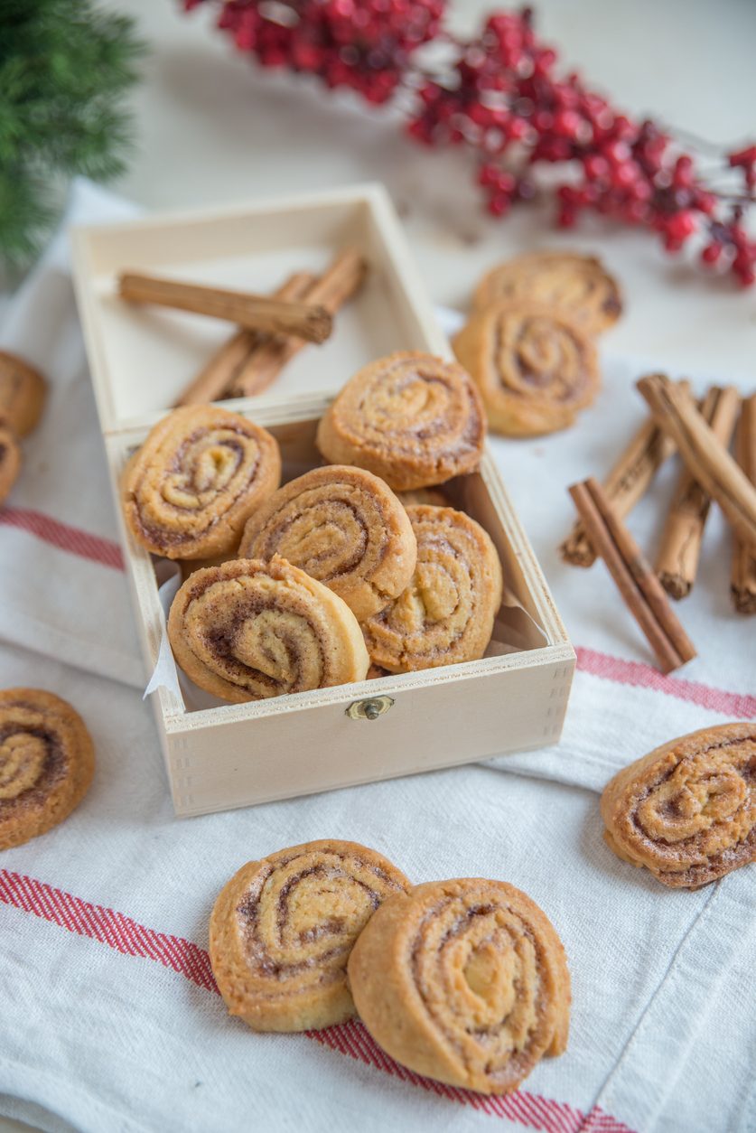 في أقل من نصف ساعة، حضّر كوكيز القرفة والسكر