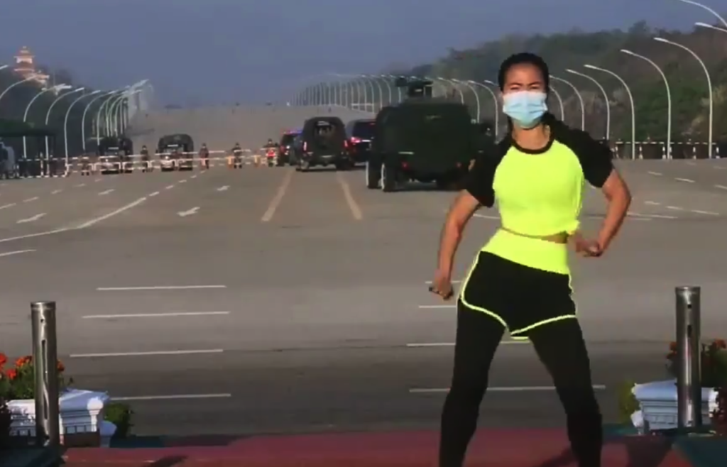 انقلاب ميانمار فتاة ترقص