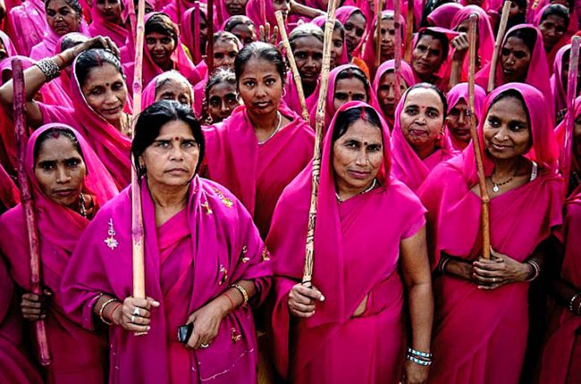 سلاحهن عصي من الخيزران وهدفهن الدفاع عن حقوق المرأة.. ماذا تعرف عن “العصابة الوردية”؟