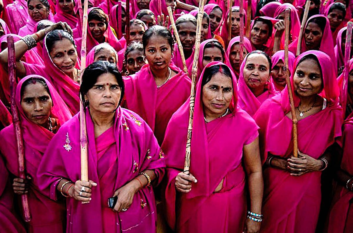 سلاحهن عصي من الخيزران وهدفهن الدفاع عن حقوق المرأة.. ماذا تعرف عن “العصابة الوردية”؟