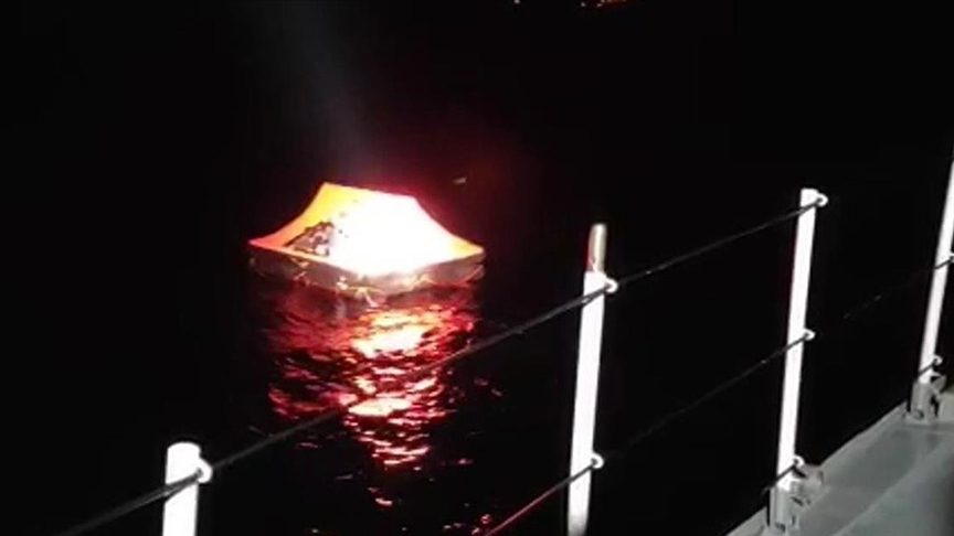 أقنعتهم بأنها ستجري لهم فحوصات كورونا! اليونان تخرج عائلة من داخل مخيم لاجئين وتدفعها نحو البحر