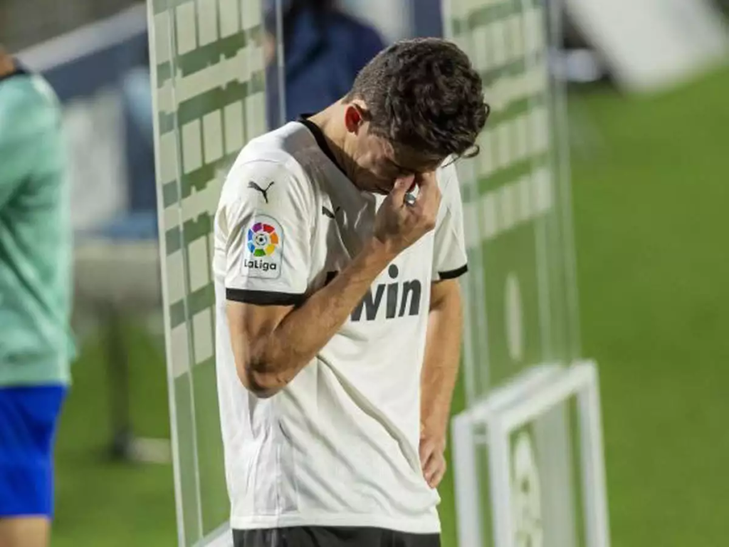 لاعب فالنسيا يبكي