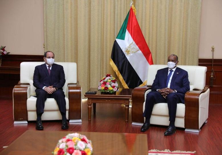 الرئيس المصري عبد الفتاح السيسي مع رئيس مجلس السيادة السوداني عبد الفتاح البرهان/رويترز