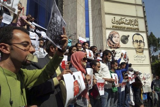 اشتهر سلم نقابة الصحفيين بأنه بمثابة هايد بارك مصرية/رويترز