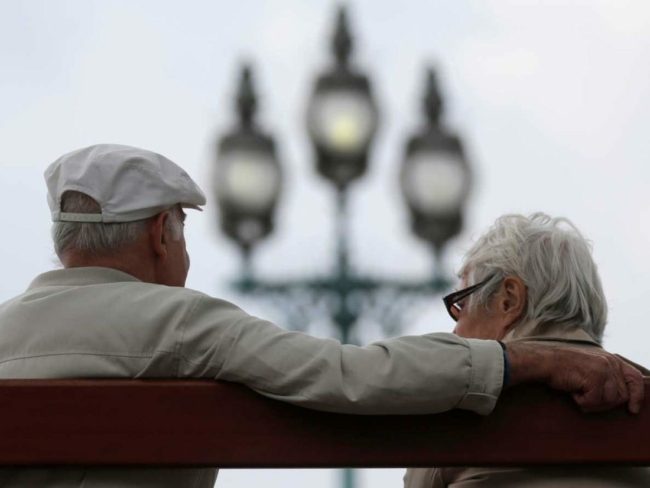 كيف غيَّر الوباء مقياس السعادة عالمياً؟ كبار السن أكثر سعادةً والشباب أكثر تعاسةً