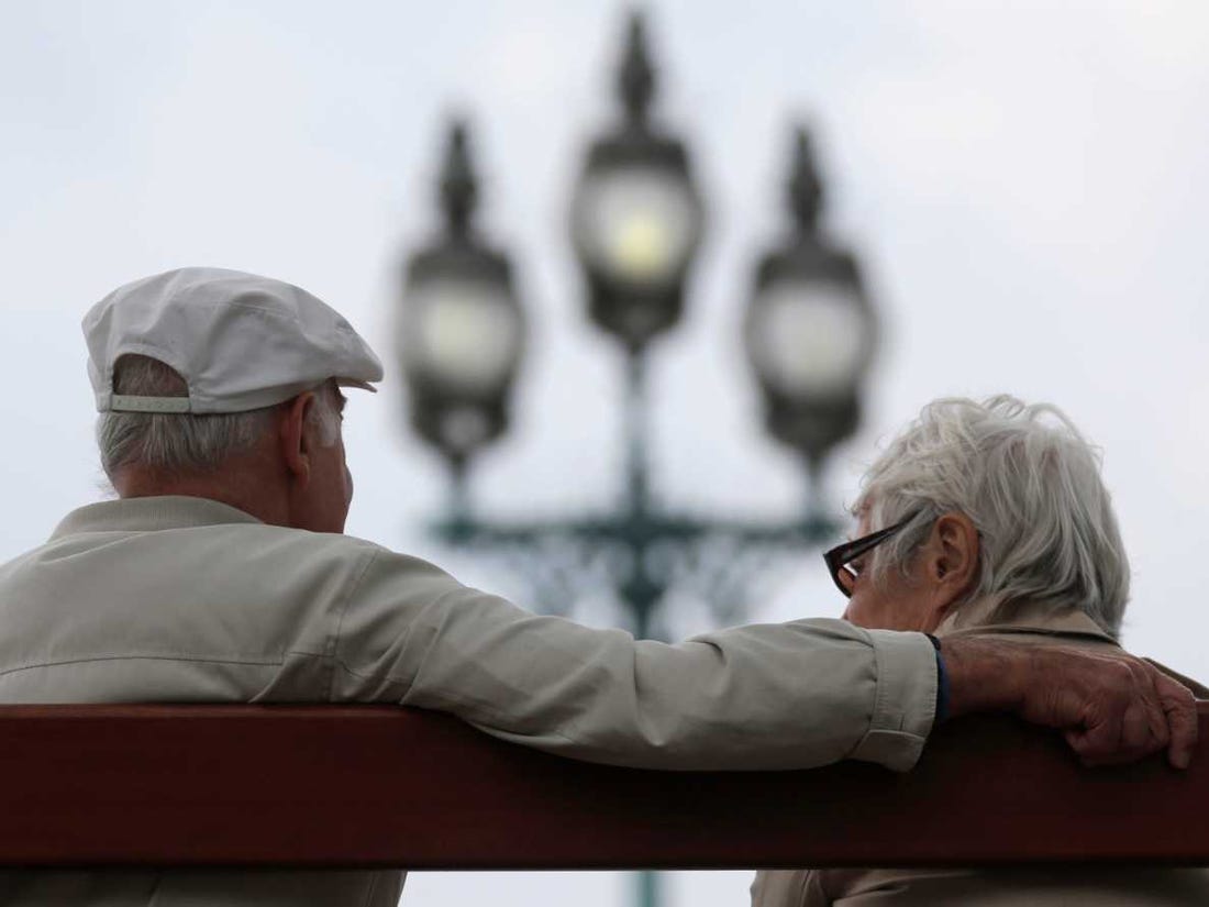 كيف غيَّر الوباء مقياس السعادة عالمياً؟ كبار السن أكثر سعادةً والشباب أكثر تعاسةً