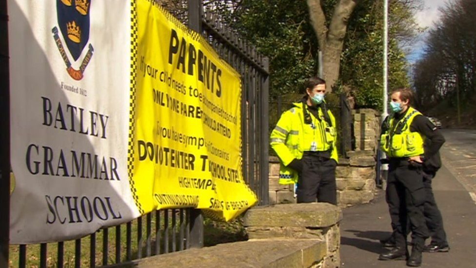 مسلمو بريطانيا يتظاهرون ضد مدرس عرض رسومات مسيئة للرسول على تلاميذه.. المَدرسة تعتذر وتفتح تحقيقاً