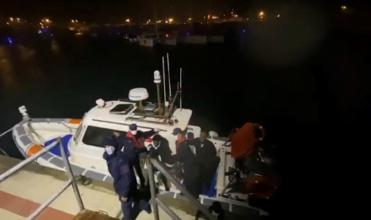 “رموهم في البحر مكبَّلي الأيدي”.. تركيا تتهم اليونان بضرب وسرقة طالبي لجوء (فيديو)