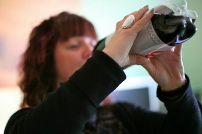 فقدت كل أسنانها العلوية.. صور صادمة لسيدة أدمنت تناول المشروبات الغازية يومياً طيلة 9 سنوات