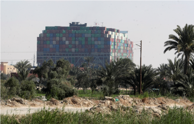 آخر السفن العالقة تعبر قناة السويس السبت.. 61 سفينة تنتظر المرور من إجمالي 422