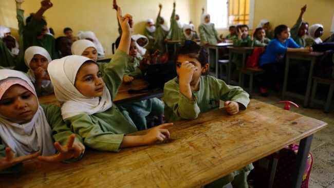 وضعية اللاجئين السوريين بالسودان تزداد سوءاً في عهد الحكومة الانتقالية.. مضايقات ومداهمات وسحب للجنسية