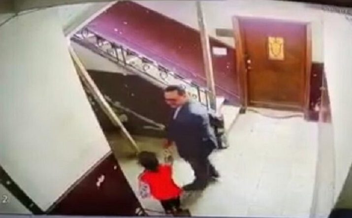 رجل يتحرش بطفلة في المعادي