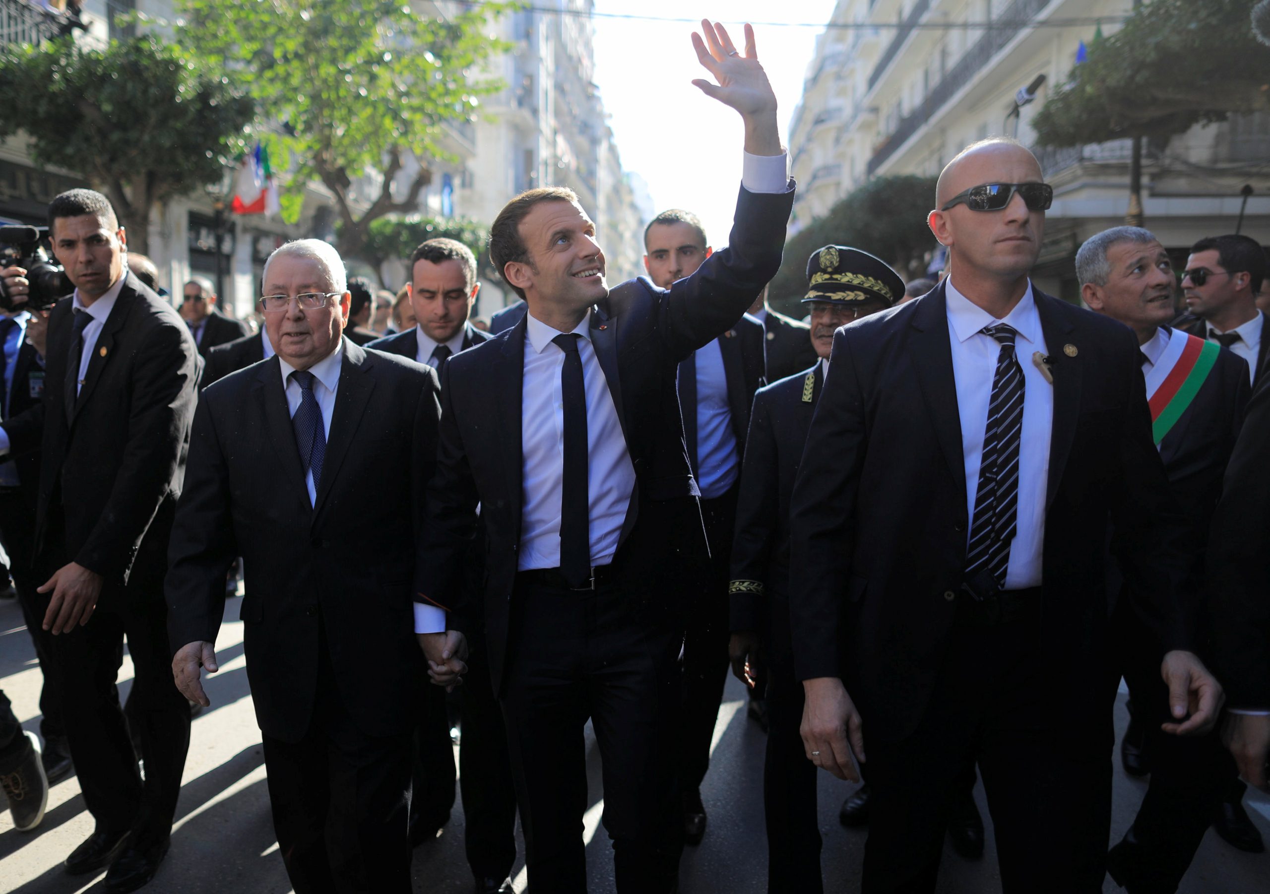 “كتب وأبحاث تُحجب”.. تفاصيل قرار ماكرون بشأن أرشيف حرب الجزائر الذي رآه مؤرخون تجميلاً للعداء للعلم