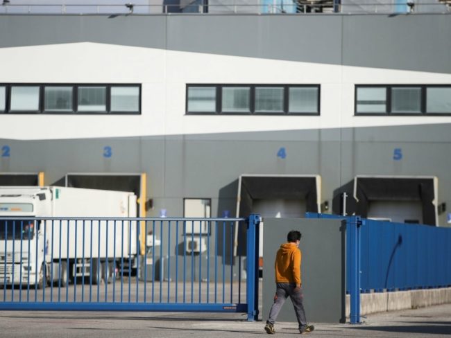 مخابرات وشرطة عسكرية وغارة مفاجئة.. لماذا تشن إيطاليا حرباً لـ”ضبط” لقاحات أسترازينيكا؟